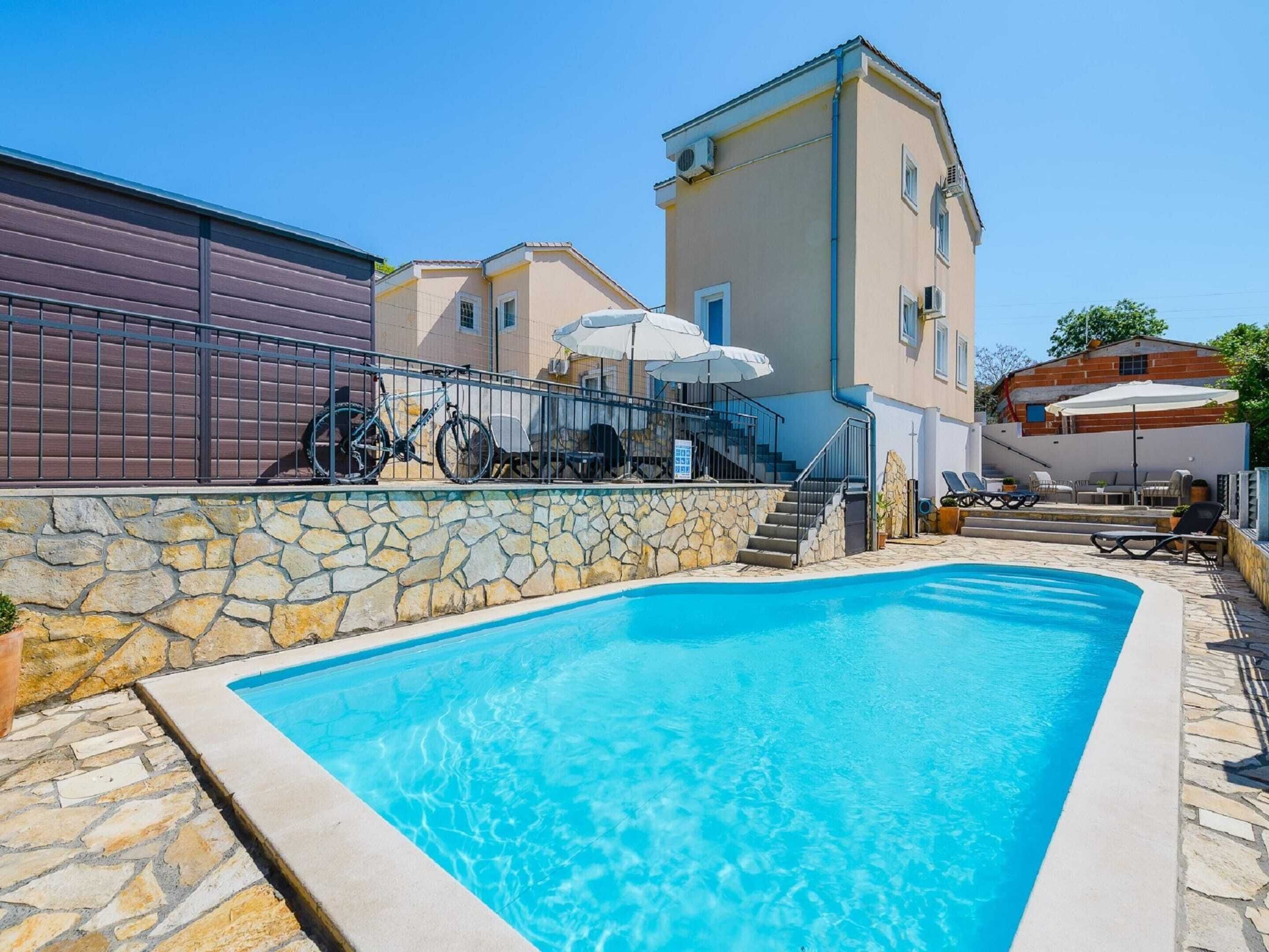 Huis | Zwembad | Een binnenzwembad en een buitenzwembad