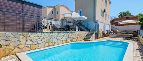 Huis | Zwembad | Een binnenzwembad en een buitenzwembad