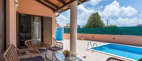 Huis | Zwembad | Een binnenzwembad en een buitenzwembad