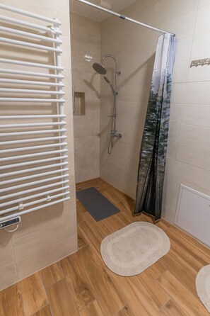 Apartemen | Kamar mandi | Bathtub dan shower terpisah, bathtub besar, pengering rambut, dan handuk