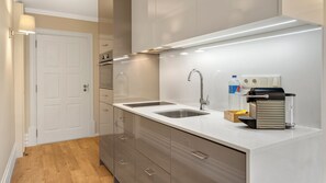 Frigorífico, microondas, horno y placa de cocina