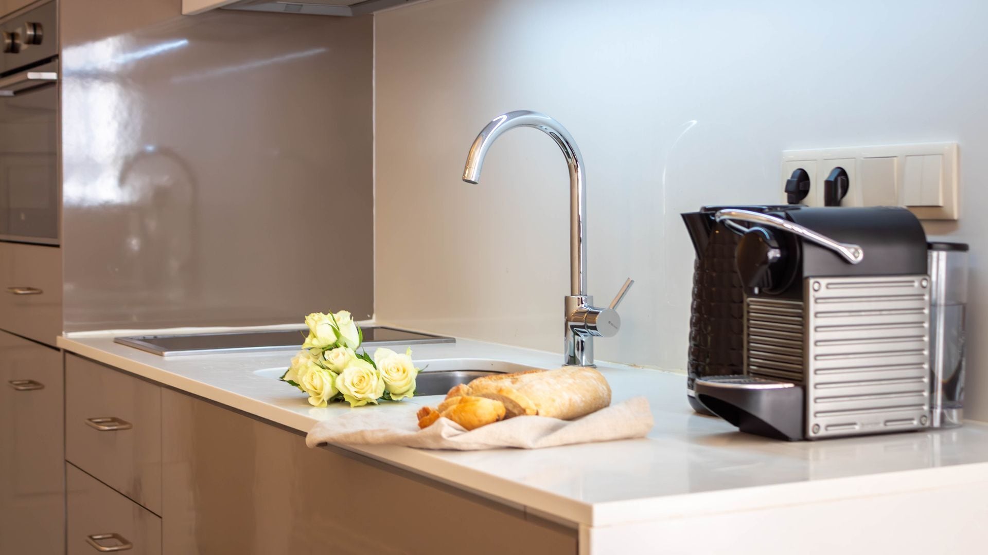 Cafetière/bouilloire, réfrigérateur, micro-ondes, four