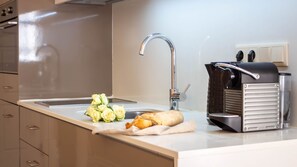 Cafetière/bouilloire, réfrigérateur, micro-ondes, four