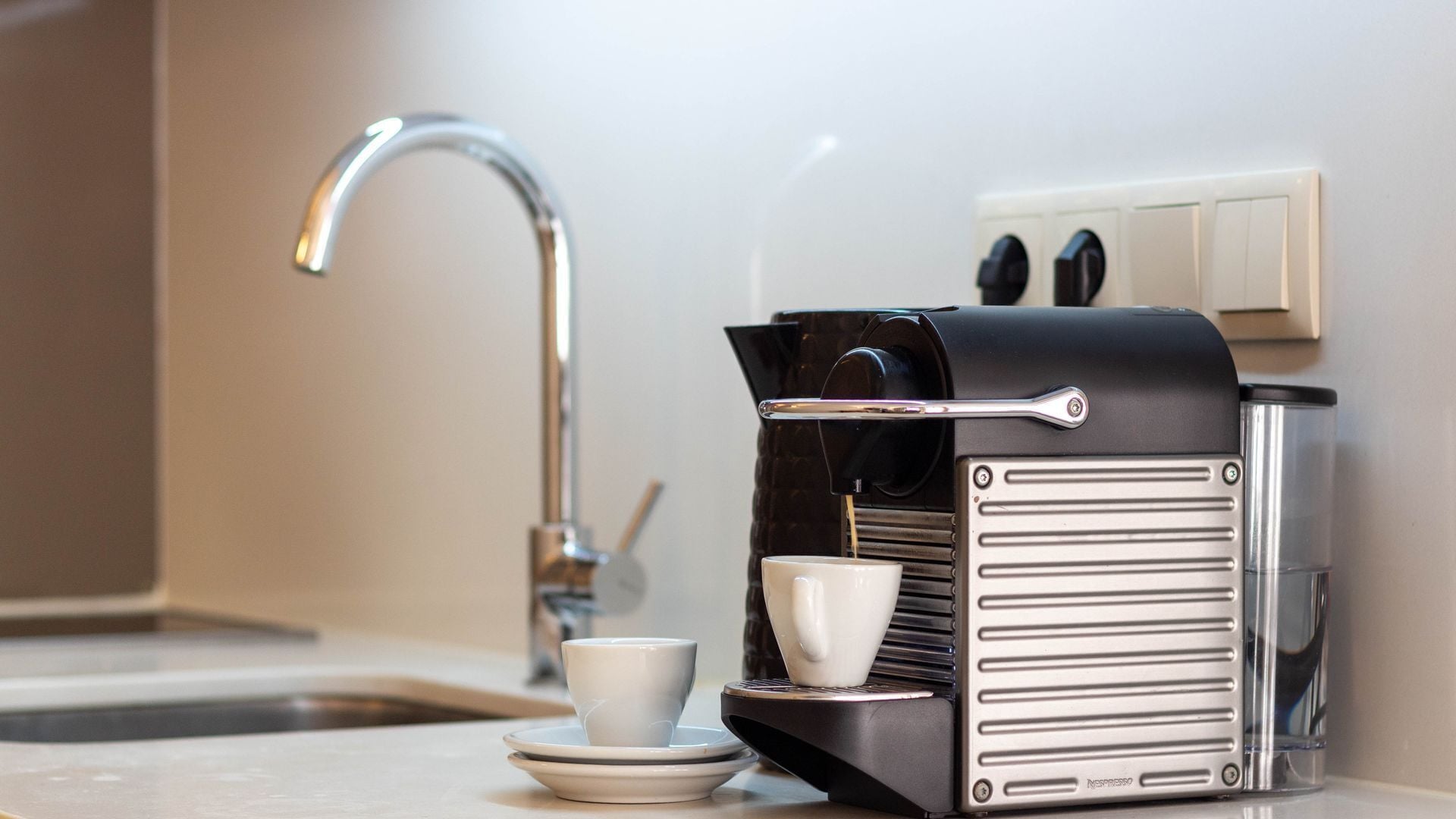 Cafetière/bouilloire, réfrigérateur, micro-ondes, four