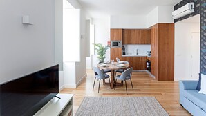 Een modern appartement met een eethoek, keuken en woonruimte.