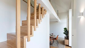 Un escalier moderne avec des marches en bois et un design minimaliste.