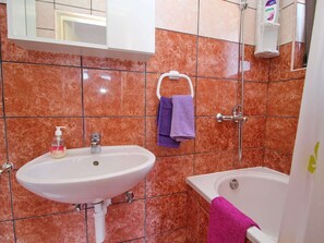 Apartment | Bathroom - Apartments Filipovic - One-bedroom Apartment With Balcony and Sea View (Mljet)