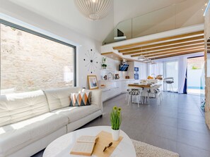 Dining - Villa Stone Pearl - Two Bedroom Holiday House With Pool (Sutivan)