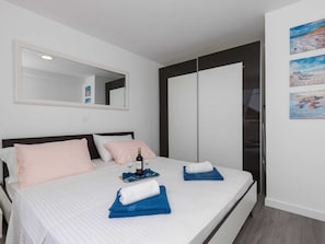 1 habitación y tabla de planchar con plancha