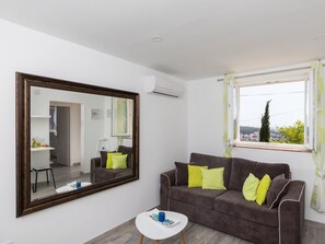 TV - Apartment Semi - One Bedroom Apartment With Terrace and Sea View (Dubrovnik)