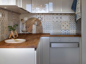 Appartamento | Cucina privata | Frigorifero, microonde, forno, piano cottura