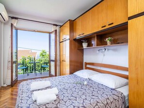 3 bedrooms - Apartments Stella - Three-bedroom Apartment With Balcony and Terrace (Dubrovnik)