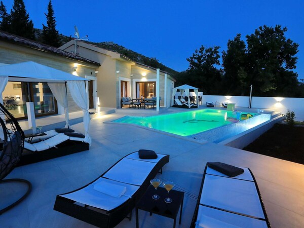 Villa In Starigrad With Heated Pool - Starigrad-Paklenica