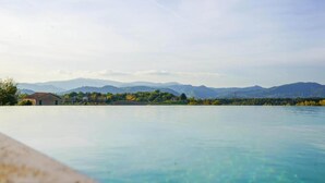 Vista despejada de una piscina con montañas al fondo.