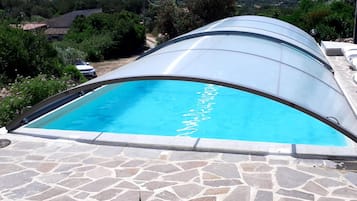 Vila | Piscina | Piscina interna, piscina externa