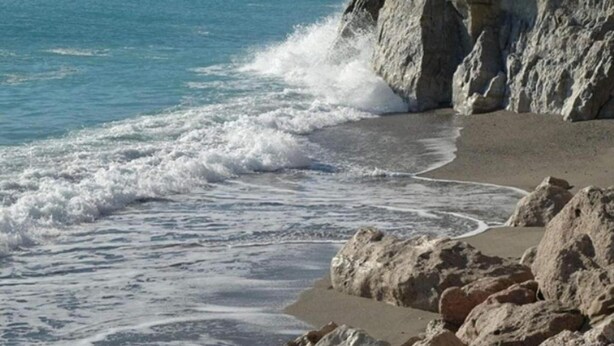 A rocky beach with waves crashing onto the shore. - Apartment in Liguria Near Toirano Caves (Vezzi Portio)