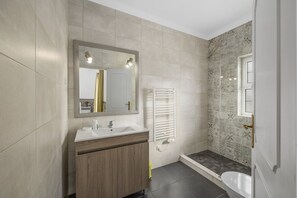 Haartrockner, Handtücher, Toilettenpapier