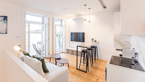 Un apartamento moderno con sala de estar, comedor y cocina.