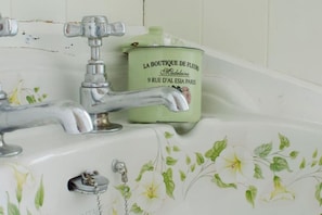 Combined shower/tub, deep soaking tub, hair dryer, towels - Bos Cres, a St Ives Traditional Fishermans Cottage (St Ives)