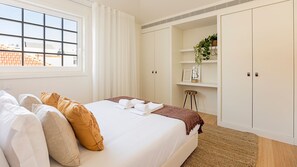 1 habitación, tabla de planchar con plancha y cuna de viaje 