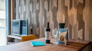 Een houten tafel met een wijnfles, een glas en een doos Duriense wijn.
