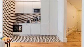 Frigorifero, microonde, forno, piano cottura