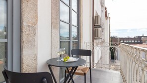 Outdoor dining - 31 Janeiro 157 - Delightful 1BR w AC by LovelyStay (Porto)