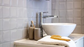 Hair dryer, towels - 31 Janeiro 157 - Delightful 1BR w AC by LovelyStay (Porto)
