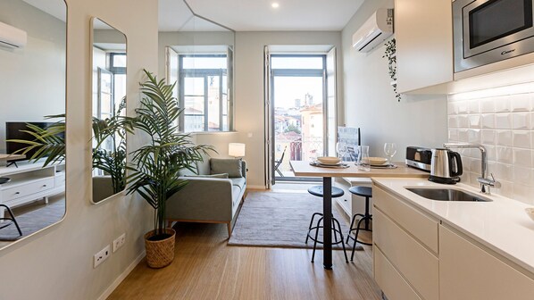 Frigorifero, microonde, forno, piano cottura