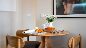 Dining - 31 Janeiro 157 - Delightful 1BR w AC by LovelyStay (Porto)