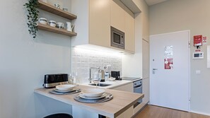 Frigorifero, microonde, forno, piano cottura