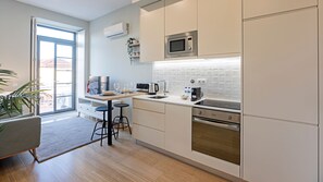 Frigorifero, microonde, forno, piano cottura