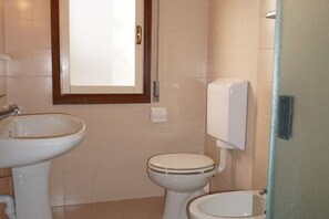 House | Bathroom - Holiday Home in Caorle Near Spiaggia Tartaruga (Caorle)