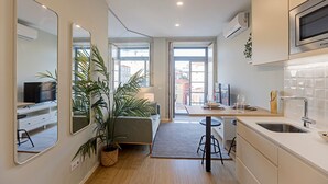 Un apartamento moderno con cocina, comedor y sala de estar.