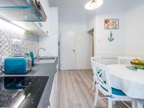 Apartment | Eigene Küche | Kühlschrank, Mikrowelle, Ofen, Herdplatte