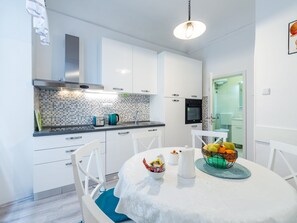 Appartement | Cuisine privée | Réfrigérateur, micro-ondes, four, plaque de cuisson