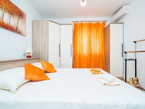 1 habitación y tabla de planchar con plancha 