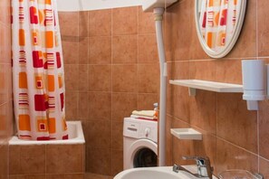 Leilighet | Bad | Badekar og hårføner