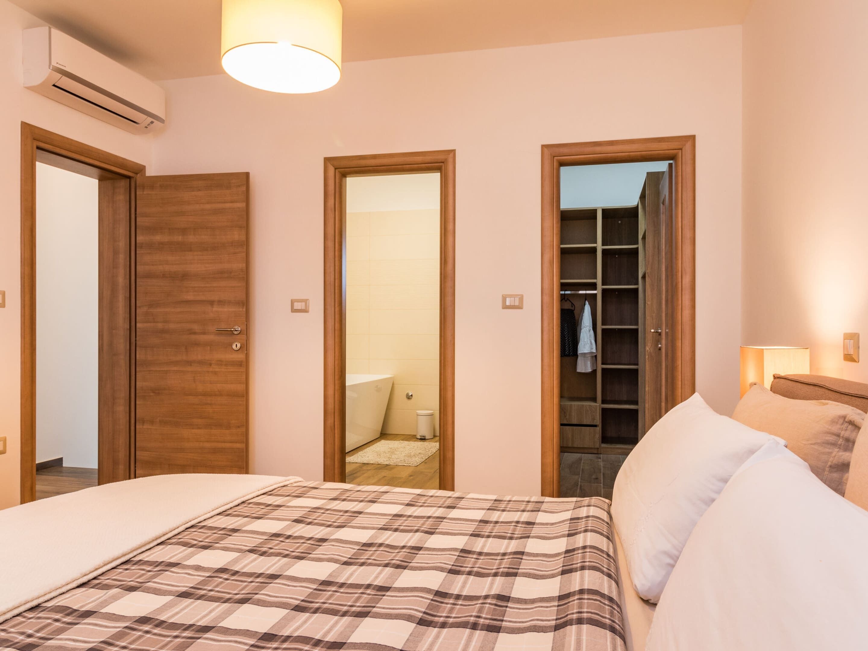 House | 3 bedrooms, individually furnished, iron/ironing board, bed sheets