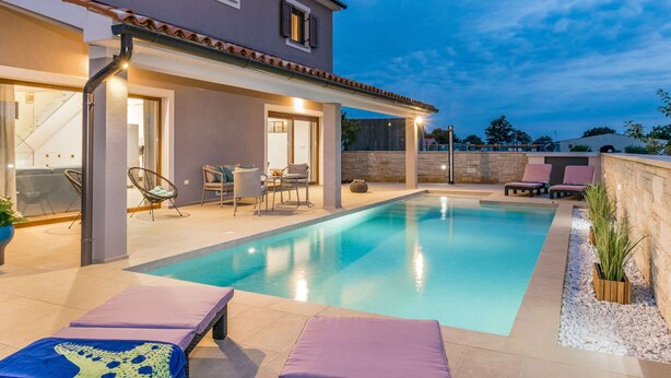A modern house with a swimming pool, outdoor seating, and a covered patio area. - Apartment in Croatia Near the Coast (Liznjan)