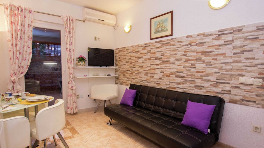 Apartment in Slatine Near the Sea Beach