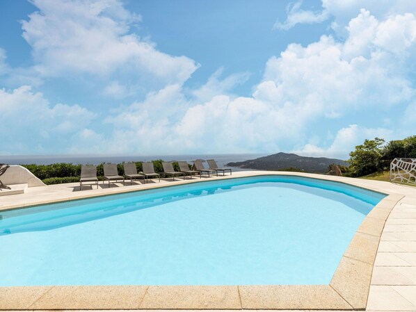 Villa | Piscina | Una piscina cubierta, una piscina al aire libre