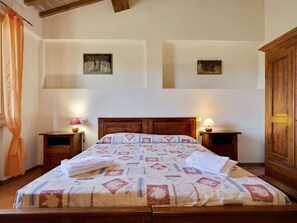1 bedroom, bed sheets - Mansion Stay With Scenic Views (Siena)