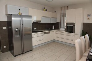 Departamento | Cocina privada | Refrigerador, horno, lavavajillas y periquera