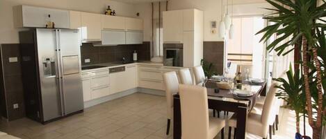 Leilighet | Eget kjøkken | Kjøleskap, ovn, oppvaskmaskin og høy barnestol