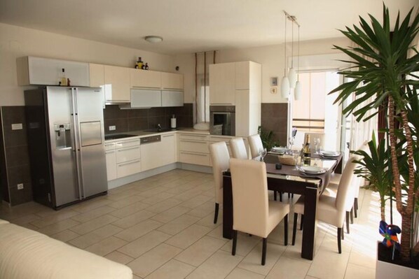 Departamento | Cocina privada | Refrigerador, horno, lavavajillas y periquera