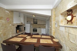 Apartment | Eigene Küche | Kühlschrank, Mikrowelle, Herdplatte, Wasserkocher mit Kaffee-/Teezubehör