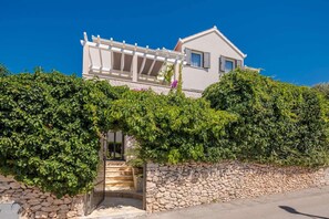 Apartment | Exterior - Apartment Oaza - Three Bedroom Apartment With Terrace and Sea View (Supetar)