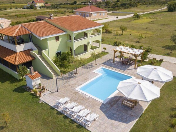 Apartment | Pool | Outdoor pool - Charming 2-bed Apartment (Razanac)