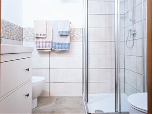 House | Bathroom - Holiday Home in Caorle Near Spiaggia Tartaruga (Caorle)